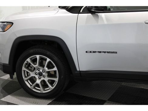 Used 2025 Jeep Compass Limited image 17