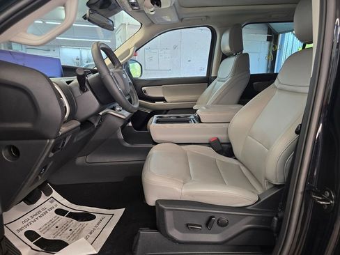 Used 2025 Ford Expedition Active RWD image 3