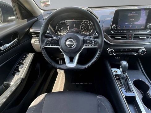 Used 2025 Nissan Altima 2.5 SV FWD image 8
