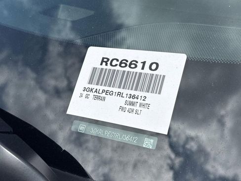 Used 2024 GMC Terrain SLT image 31