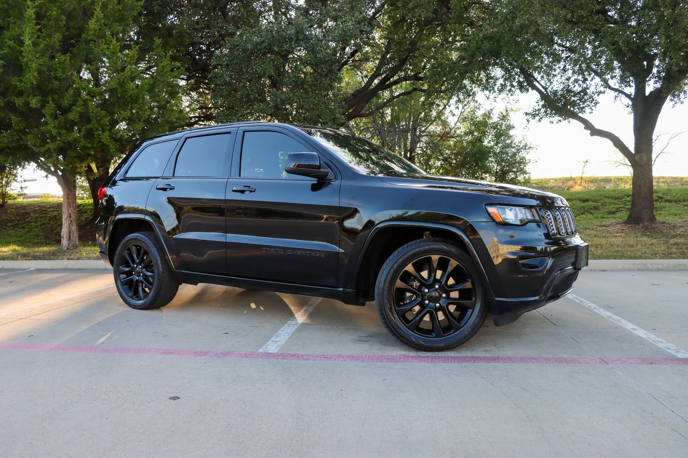 Used 2021 Jeep Grand Cherokee Laredo X RWD image 1