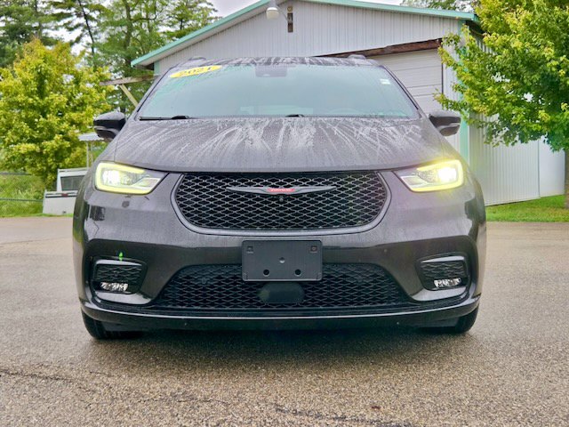 Used 2021 Chrysler Pacifica Limited w/ Uconnect Theater Family Group FWD image 3
