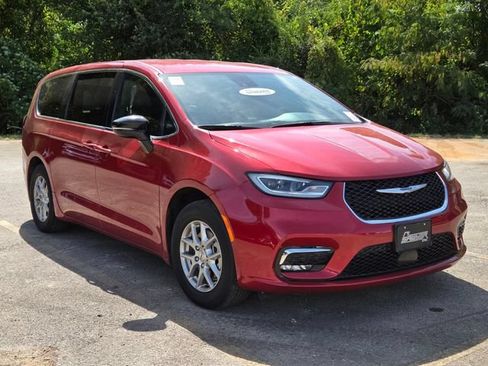 Used 2025 Chrysler Pacifica Select FWD image 3