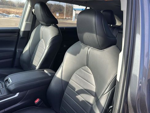 Used 2021 Toyota Highlander XLE image 24