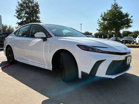 Used 2026 Toyota Camry SE FWD image 4