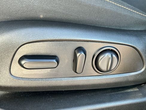 Used 2021 Chevrolet Traverse LT image 19