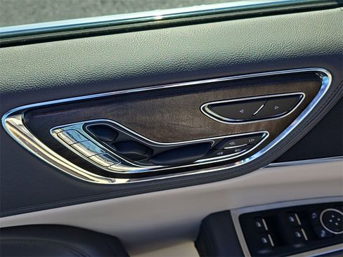 Used 2018 Lincoln Continental Reserve image 17