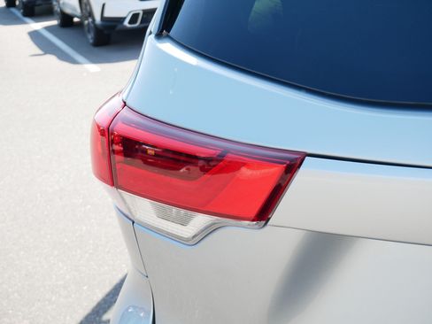 Used 2019 Toyota Highlander XLE AWD/4WD image 17