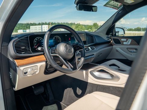 Certified 2025 Mercedes-Benz GLE 450e 4MATIC w/ Winter Package image 23