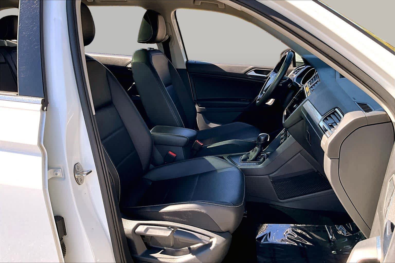 Used 2021 Volkswagen Tiguan SE w/ Panoramic Sunroof Package FWD image 9