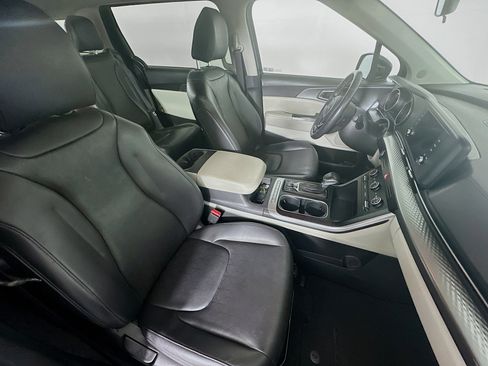 Used 2024 Kia Carnival LX image 31