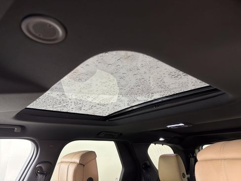 New 2026 Land Rover Discovery Dynamic SE image 9