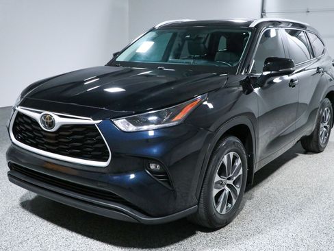 Used 2024 Toyota Highlander XLE FWD image 34