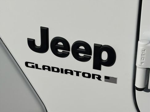 Used 2023 Jeep Gladiator Sport image 9