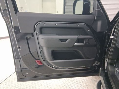 Used 2025 Land Rover Defender 90 S image 19