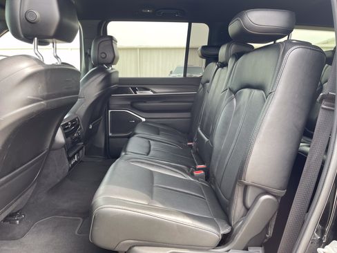 Used 2024 Jeep Wagoneer L Series II RWD image 36