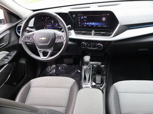 Certified 2025 Chevrolet Trax LT w/ LT Convenience Package FWD image 14