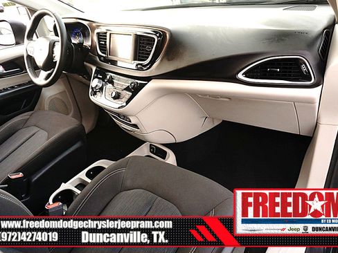 Used 2023 Chrysler Voyager LX image 13