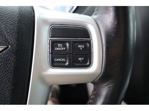 Used 2016 Chrysler Town & Country Touring w/ Driver Convenience Group image 12