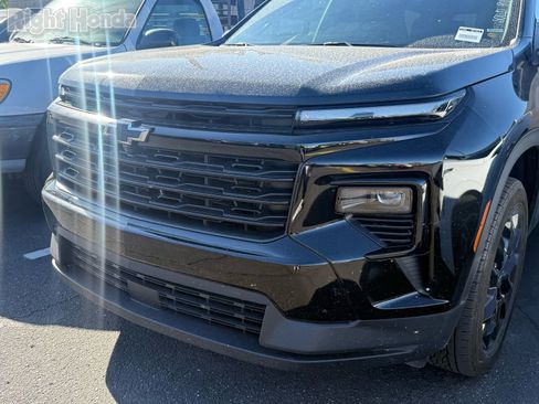 Used 2025 Chevrolet Traverse LT w/ Midnight/Sport Edition image 9