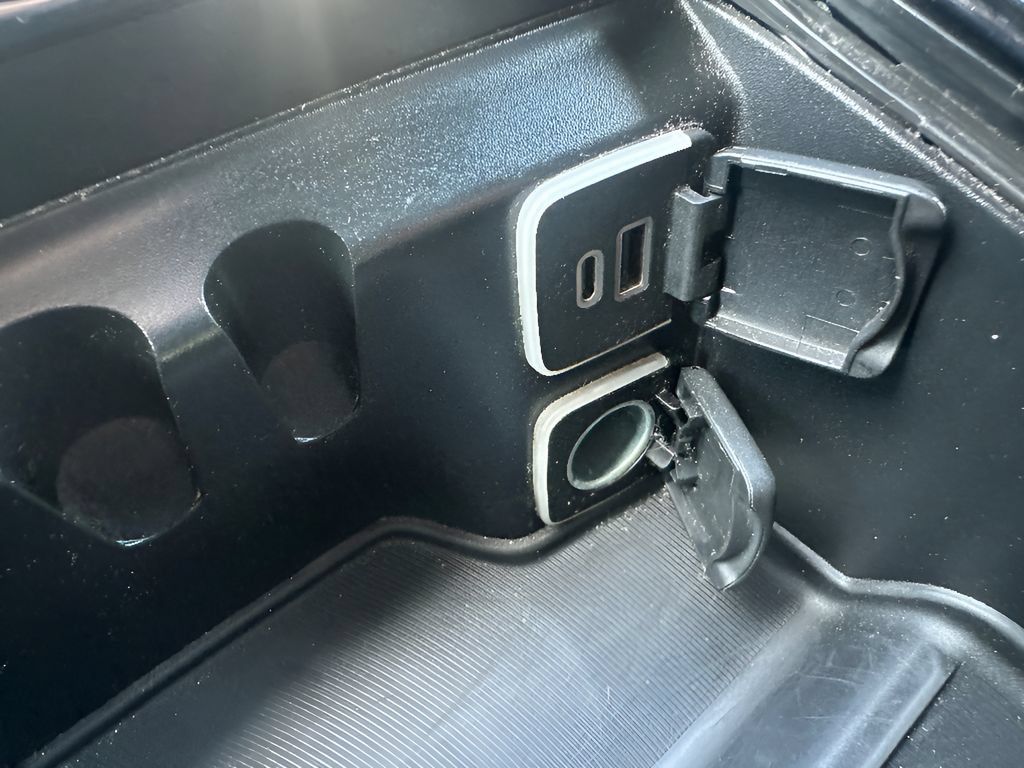 Used 2025 Chrysler Pacifica Limited FWD image 26