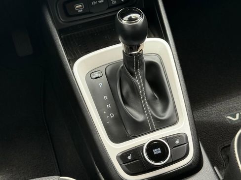 Used 2024 Hyundai Venue Limited FWD image 24