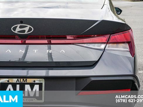 Used 2025 Hyundai Elantra SE image 13