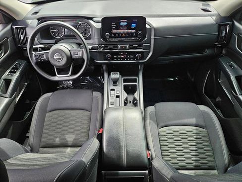 Used 2023 Nissan Pathfinder S image 16