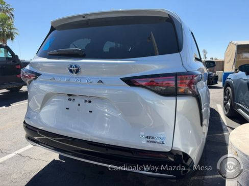 Used 2024 Toyota Sienna Platinum image 3
