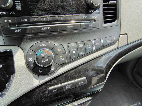 Used 2014 Toyota Sienna LE AWD/4WD image 17