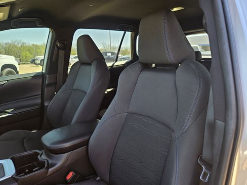 Used 2023 Toyota RAV4 SE image 12