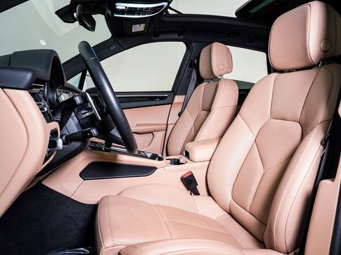 Certified 2025 Porsche Macan image 5