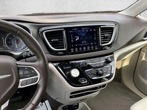 Used 2018 Chrysler Pacifica Touring-L Plus image 8