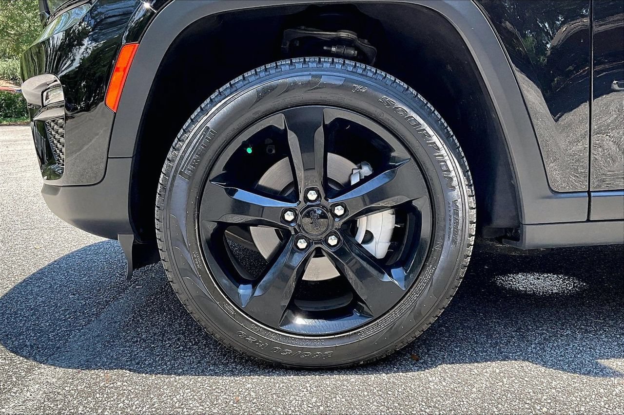 Used 2025 Jeep Grand Cherokee Limited w/ Black Appearance Package RWD image 34