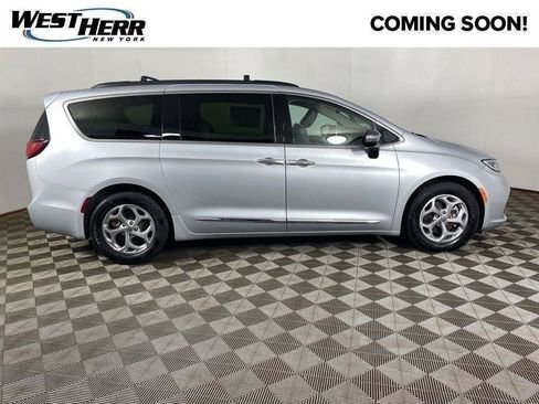 Used 2023 Chrysler Pacifica Limited FWD image 50