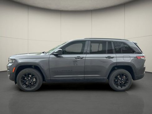 Used 2025 Jeep Grand Cherokee Altitude image 4