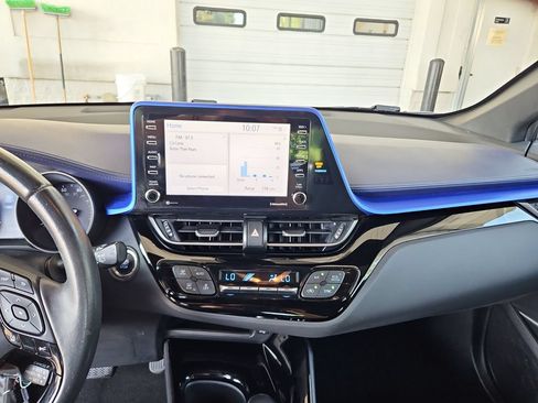 Used 2020 Toyota C-HR XLE FWD image 16