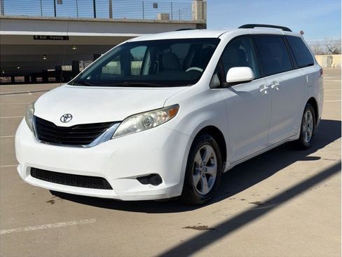 Used 2011 Toyota Sienna LE image 3