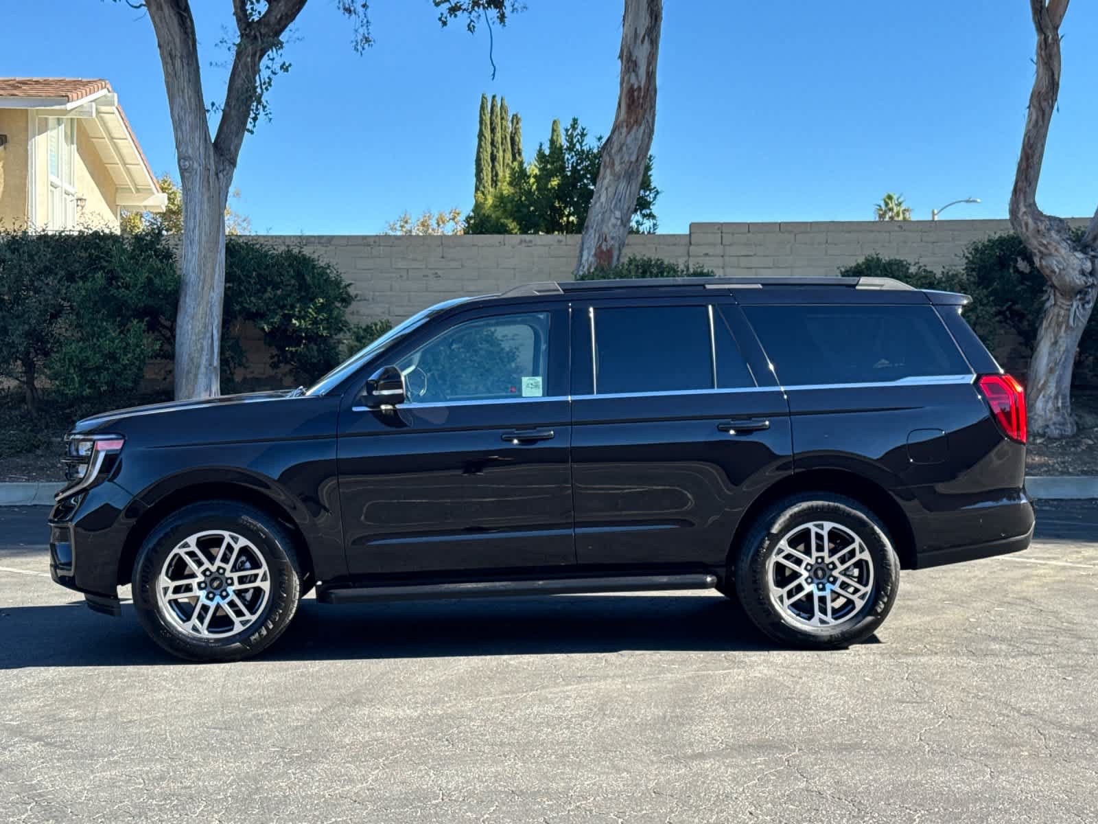 Used 2025 Ford Expedition Active RWD image 5