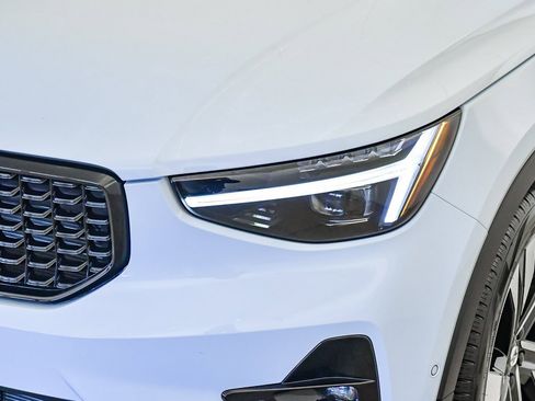 Certified 2025 Volvo XC40 B5 Plus w/ Climate Package image 9