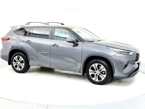Used 2023 Toyota Highlander XLE image 7