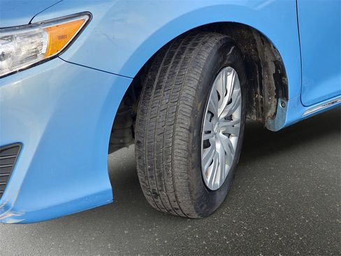 Used 2012 Toyota Camry LE image 28