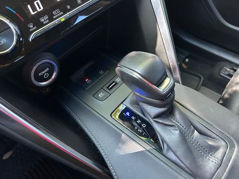 Used 2024 Toyota Venza LE image 26