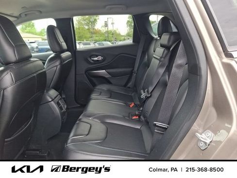 Used 2019 Jeep Cherokee Latitude Plus w/ Cold Weather Group AWD/4WD image 12