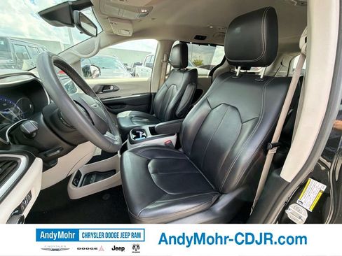 Used 2024 Chrysler Pacifica Touring-L FWD image 7