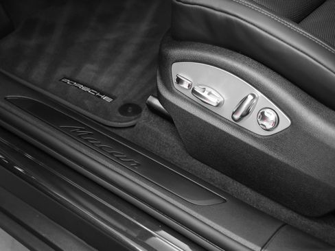 Certified 2025 Porsche Macan image 23