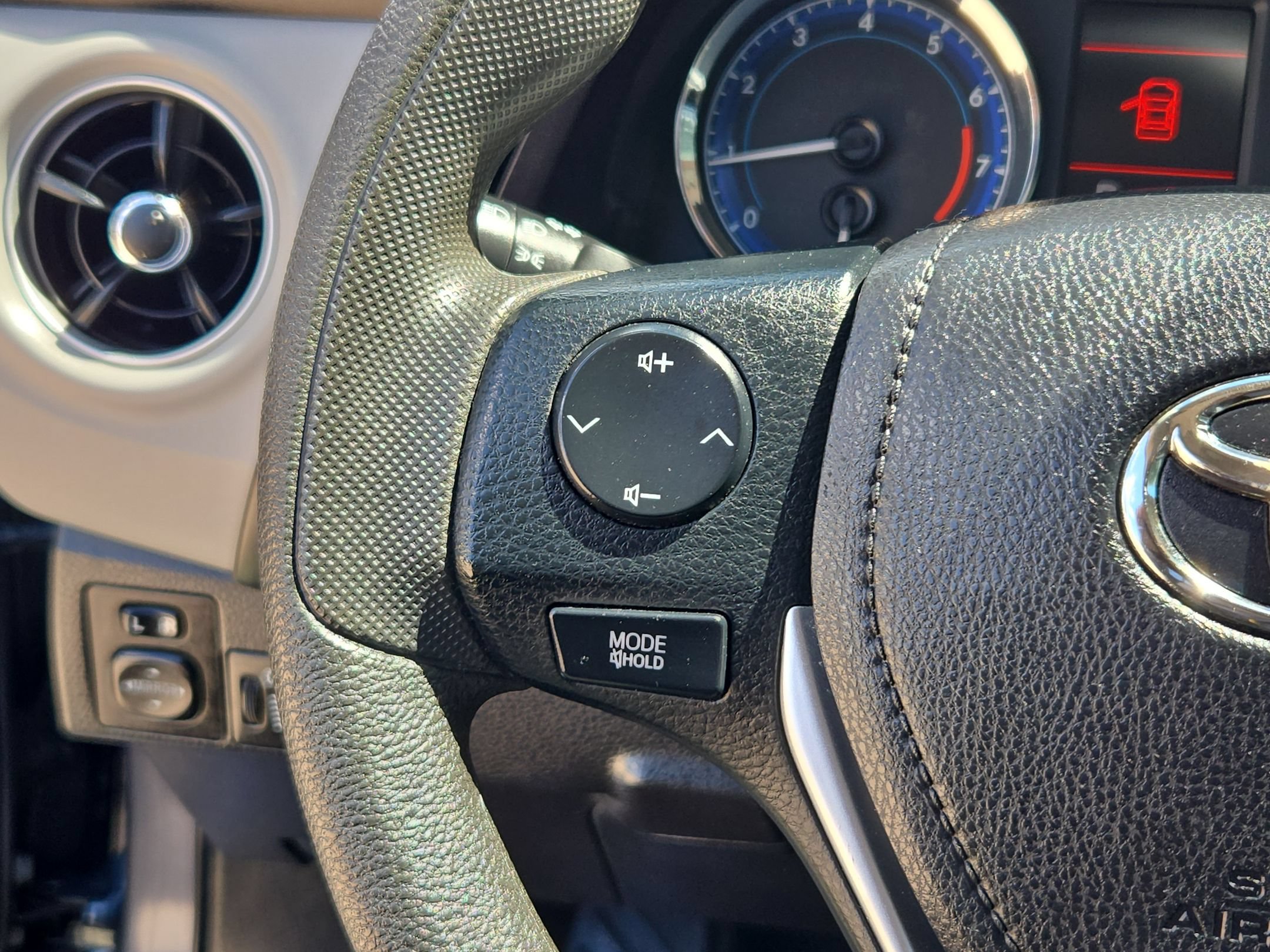 Used 2018 Toyota Corolla LE FWD image 22