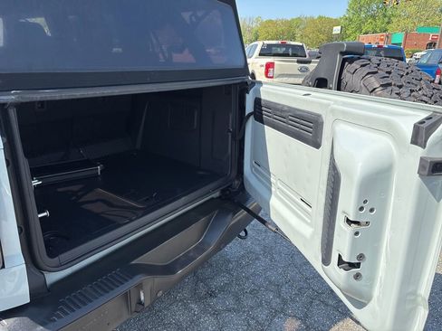 Used 2023 Ford Bronco Badlands image 26