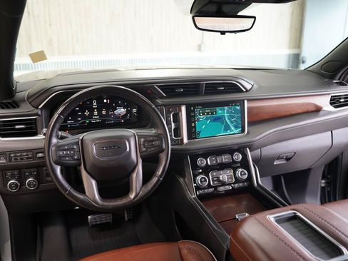 Used 2023 GMC Yukon XL Denali Ultimate AWD/4WD image 11