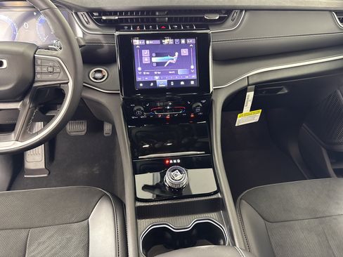 New 2025 Jeep Grand Cherokee Altitude image 25
